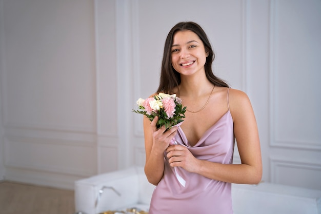 Smileyfrau des mittleren Schusses, die Blumen hält