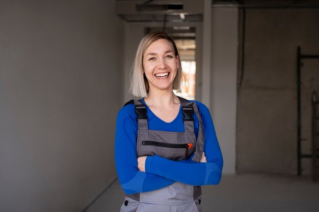 Smileyfrau des mittleren schusses mit ausrüstung