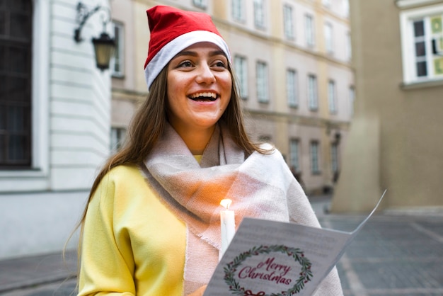 Kostenloses Foto smileyfrau des mittleren schusses mit kerze