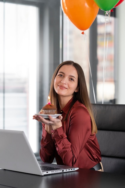 Smileyfrau des mittleren schusses mit kleinem kuchen