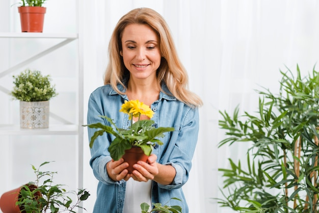 Smileyfrau, die Blumen hält