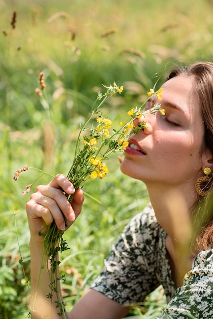 Kostenloses Foto smileyfrau, die in der seitenansicht der natur aufwirft