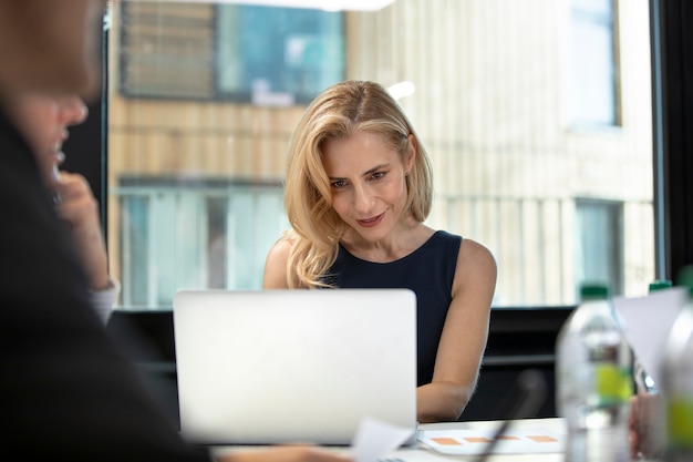 Smileyfrau, die mit Laptop arbeitet