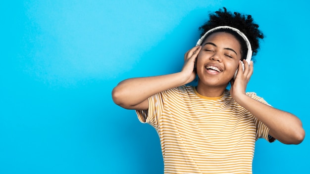 Smileyfrau, die Musik auf Kopfhörern hört