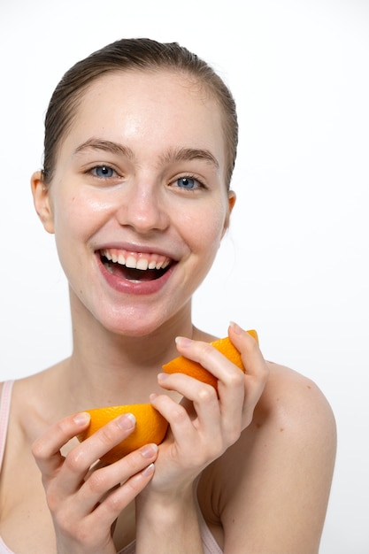 Kostenloses Foto smileyfrau, die orange vorderansicht hält