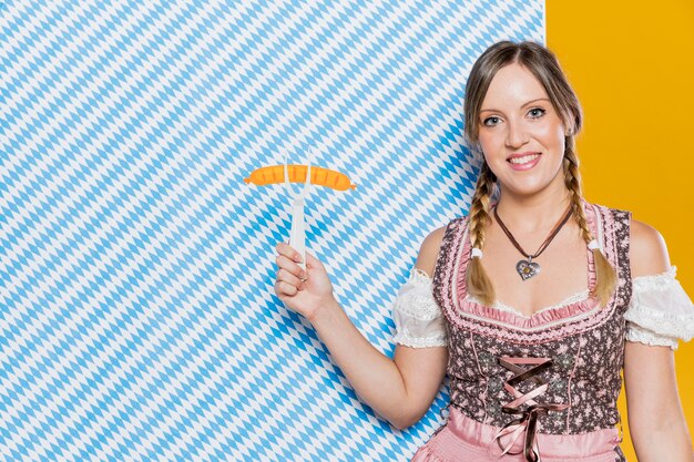 Smileyfrau, die Plastikgabel hält