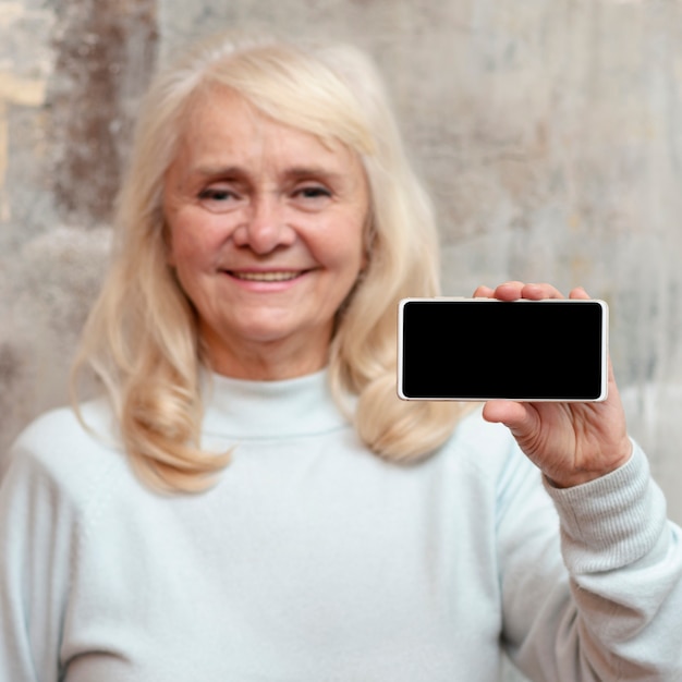 Smileyfrau, die Telefon hält