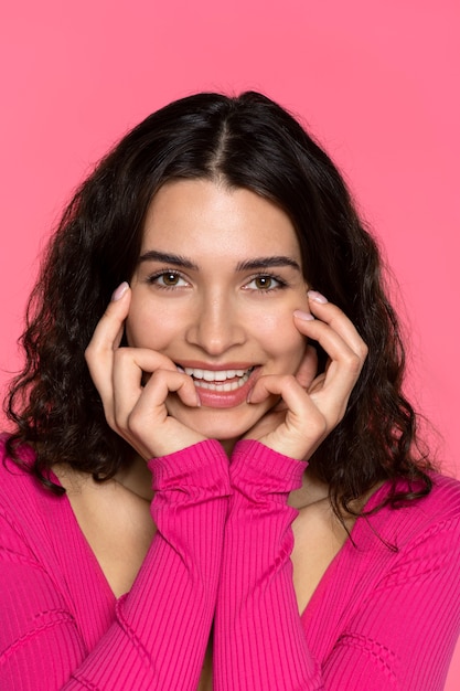 Kostenloses Foto smileyfrau, die vorderansicht aufwirft