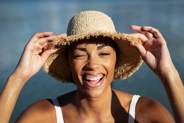 Smileyfrau, die Vorderansicht des Hutes trägt