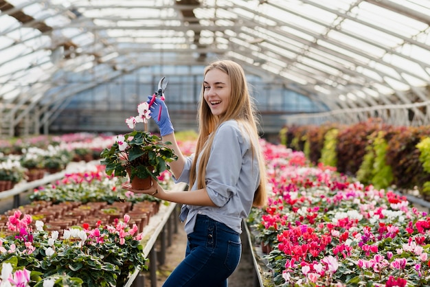 Kostenloses Foto smileyfrau mit blumentopf