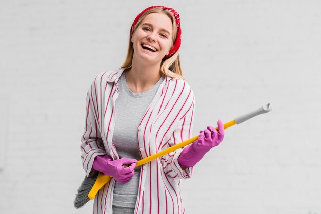 Smileyfrau mit Handschuhen singend am Pinsel