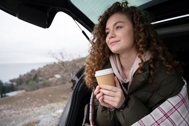 Smileyfrau mit mittlerem Schuss der Kaffeetasse