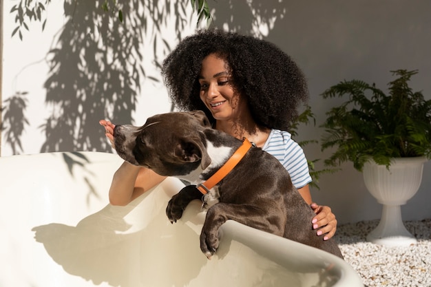 Kostenloses Foto smileyfrau mit mittlerem schuss des netten hundes