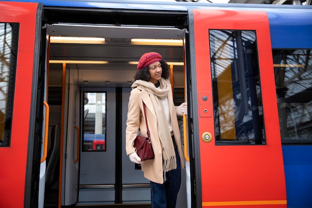 Smileyfrau mit mittlerem Schuss im Zug