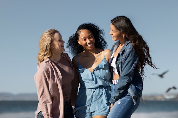 Smileyfrauen der mittleren aufnahme in der natur