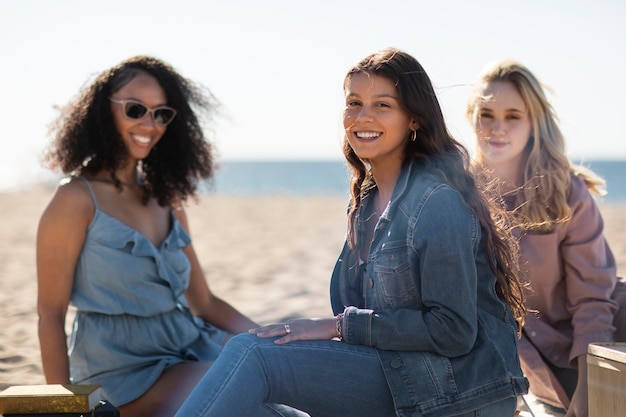 Smileyfrauen des mittleren Schusses am Strand