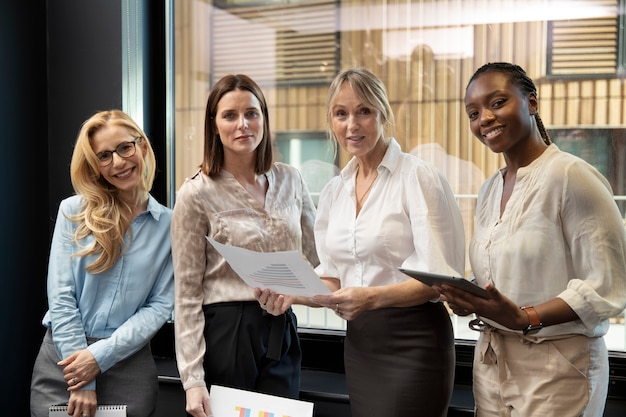 Smileyfrauen, die zusammen mittleren Schuss aufwerfen