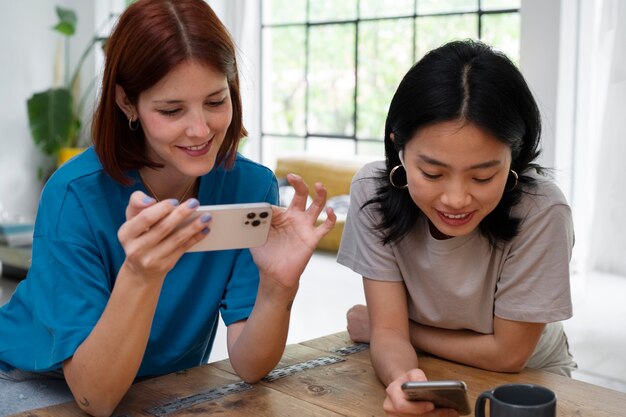 Smileyfrauen mit mittelgroßen schüssen und telefonen