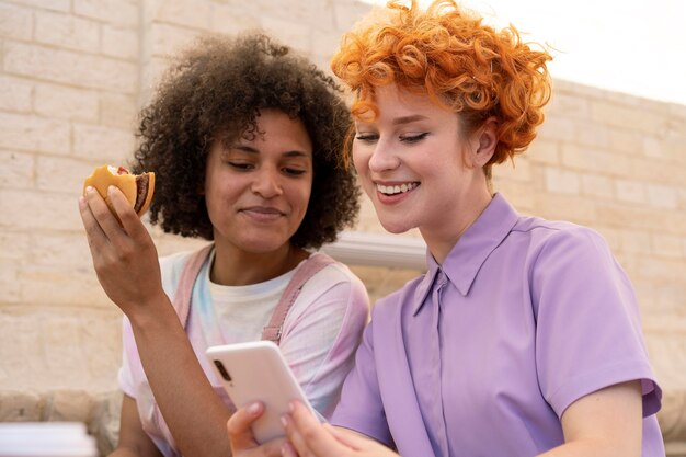 Smileyfrauen mit mittlerem Schuss mit Telefon