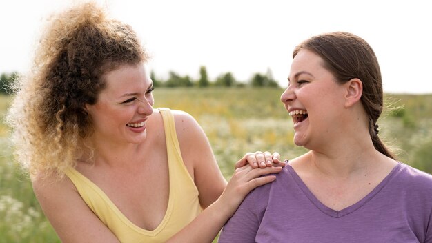 Smileyfrauen mit mittlerem Schuss posieren