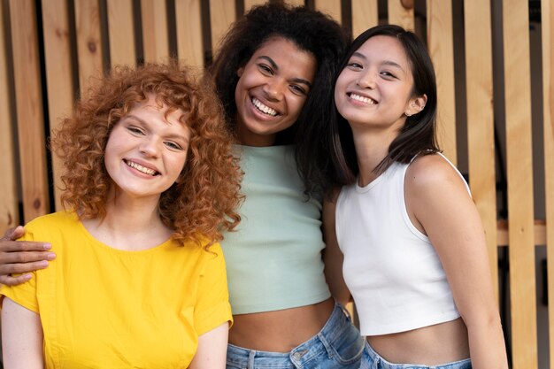 Smileyfrauen mit mittlerem Schuss posieren