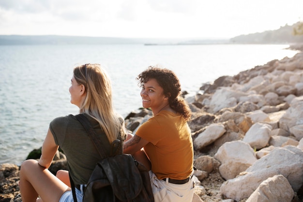 Smileyfrauen mit mittlerer Aufnahme am Meer