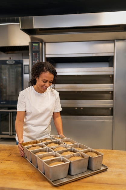 Kostenloses Foto smileyfrauenbacken des mittleren schusses