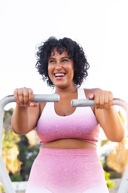 Kostenloses Foto smileyfrauentraining außerhalb der vorderansicht