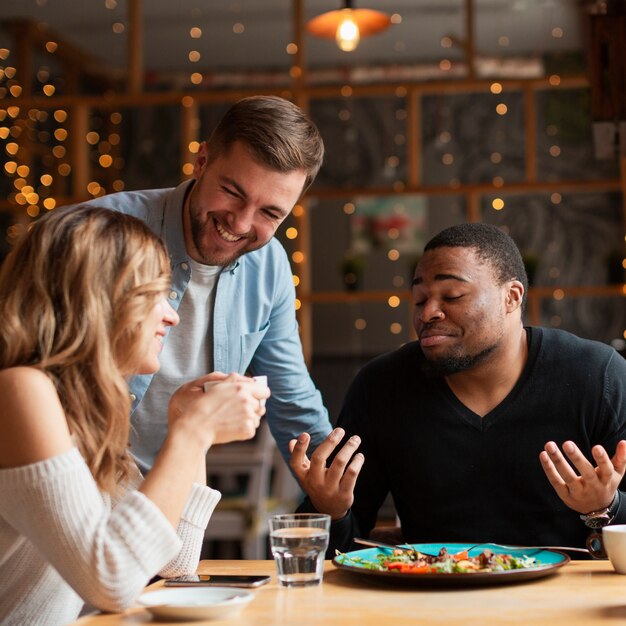 Smileyfreunde am Restaurant zusammen