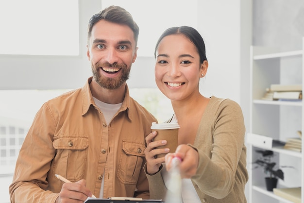 Smileyfreunde, die selfies mit Telefon nehmen