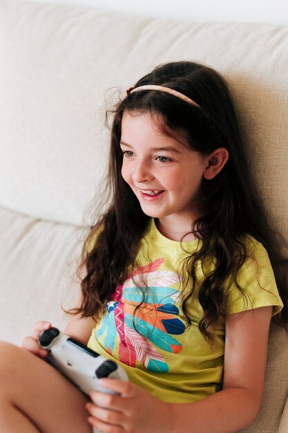 Smileymädchen, das Videospiele mit Prüfer spielt