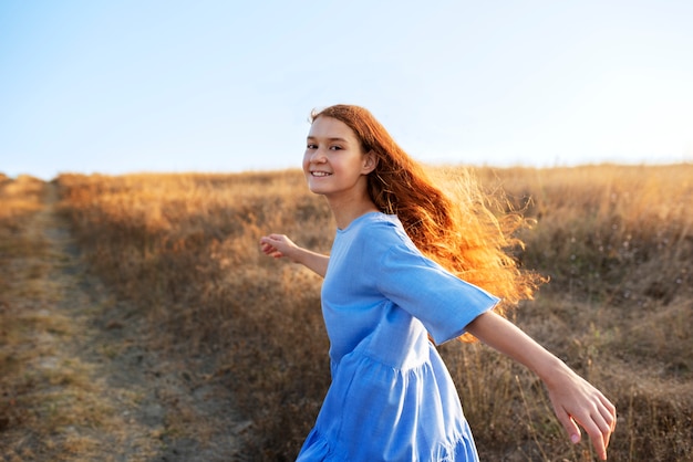 Smileymädchen in der Seitenansicht der Natur