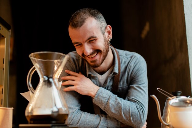 Smileymann, der im Schutzblech mit Kaffeetopf aufwirft