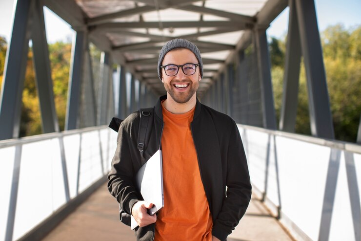 Kostenlose Foto smileymann, der vorderansicht aufwirft