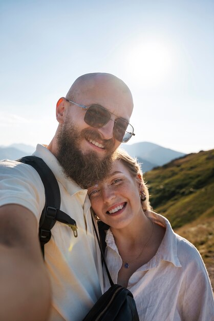 Smileypaar, das selfie Vorderansicht nimmt