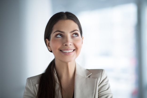 Smiling Business Woman Blick auf Textfreiraum