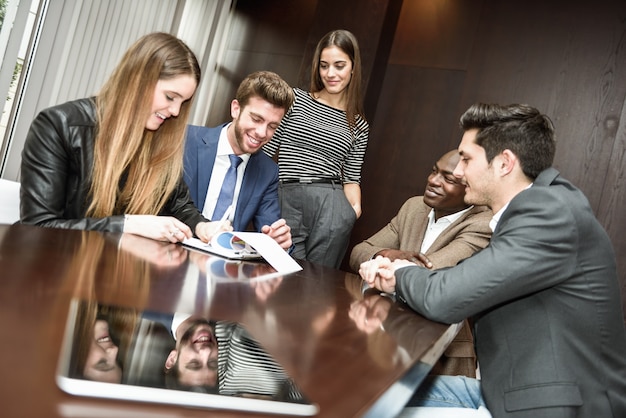 Smiling Führungskräfte während ein Finanzdokument Analyse