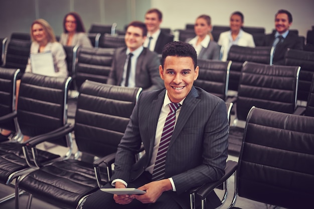 Smiling Geschäftsmann mit Kollegen Hintergrund