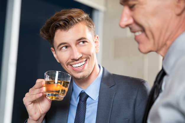 Smiling Geschäftsmann mittleren Alters mit einer Tasse Tee