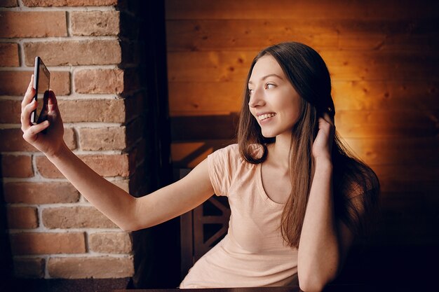 Smiling Mädchen eine selfie Einnahme