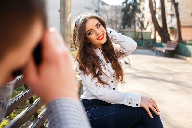 Smiling Mädchen zu berühren ihr Haar