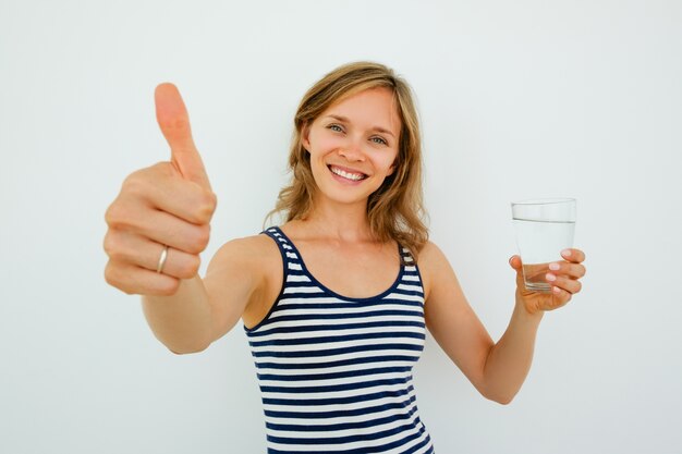 Smiling Nice Woman empfiehlt Süßwasser