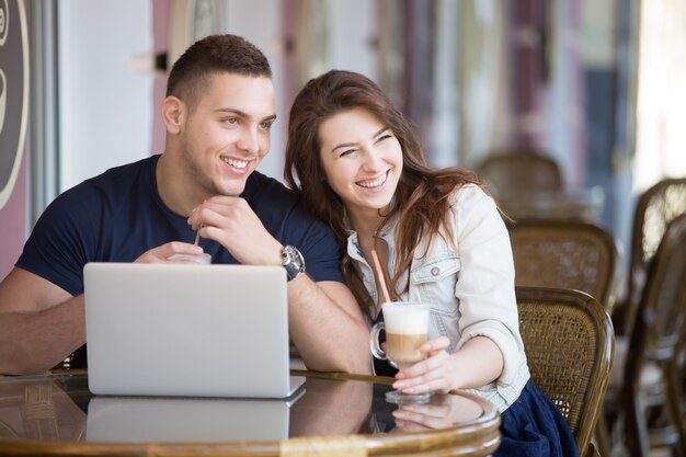 Smiling Paar einen Kaffee zu trinken