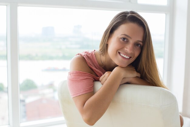 Smiling schöne Mädchen Blick in die Kamera