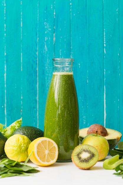 Smoothie-Flasche der Vorderansicht mit Zitrone und Kiwi