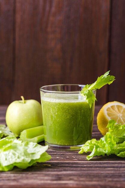 Smoothie-Glas der Vorderansicht mit Apfel und Salat