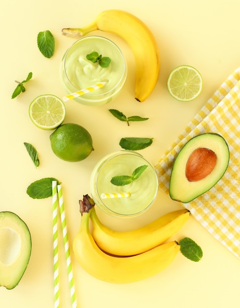 Smoothie mit Avocado, Banane und Limette