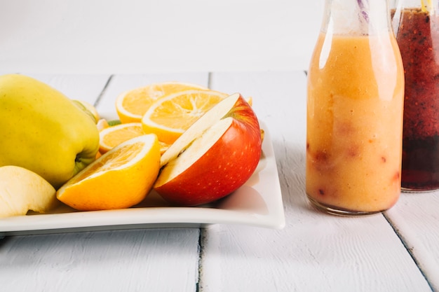 Smoothie nahe geschnittenen Früchten