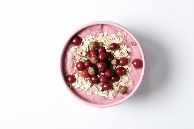 Smoothie-Schüssel mit Hafer und Preiselbeeren