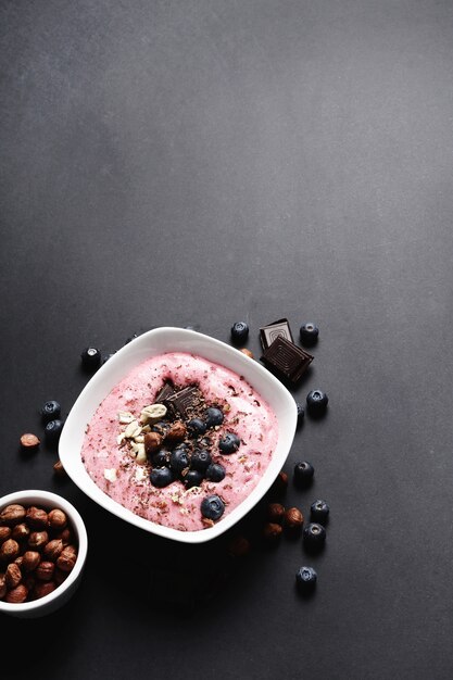 Smoothie-Schüssel mit Schokolade und Beeren